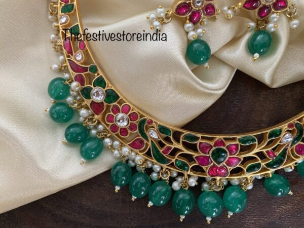 Statement Hasli with green drops