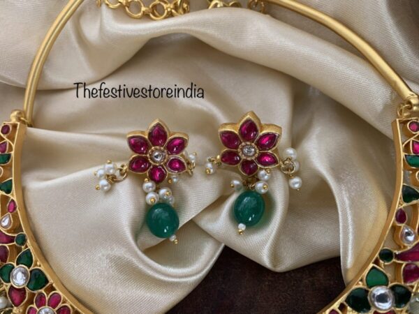Statement Hasli with green drops