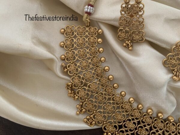 Close knit matte polish necklace set