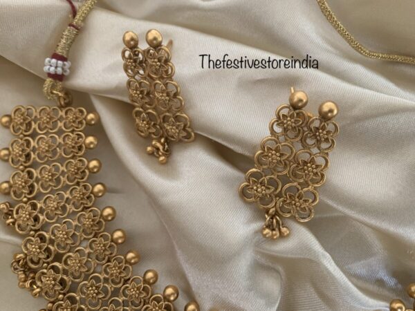 Close knit matte polish necklace set