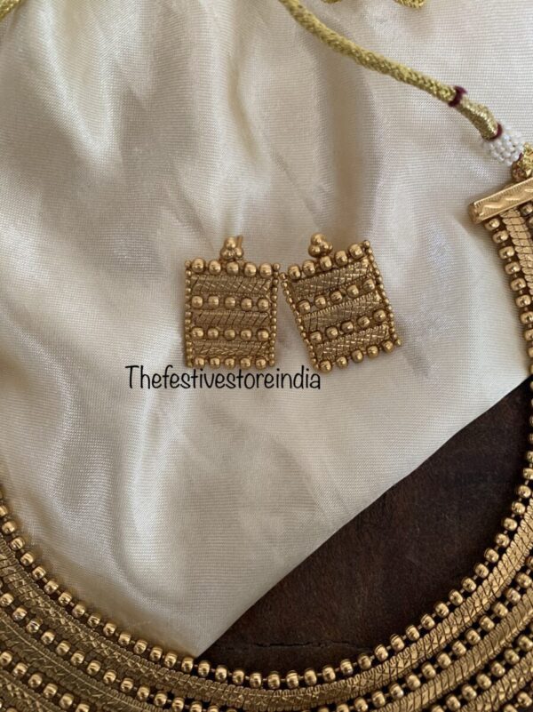 An all gold antique affair