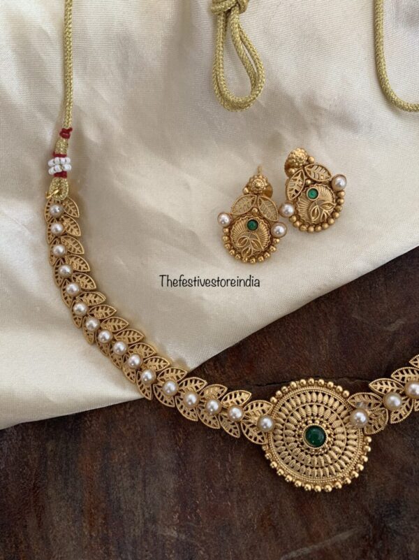 Leafy pearls