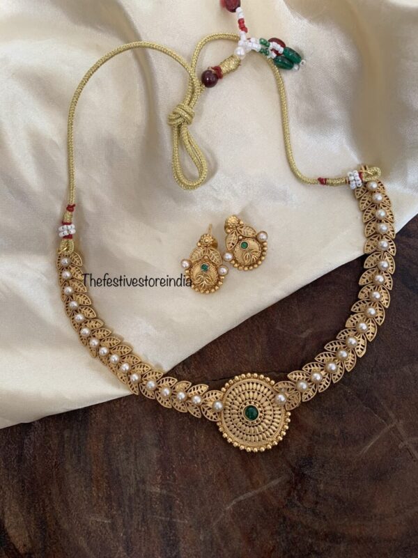 Leafy pearls