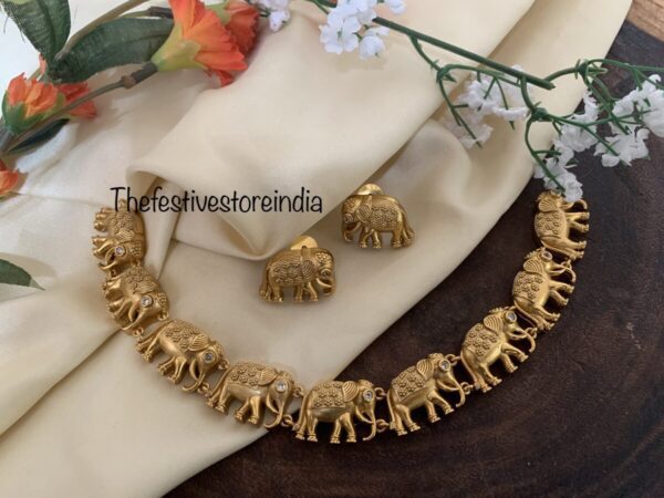 An all gold elephant set