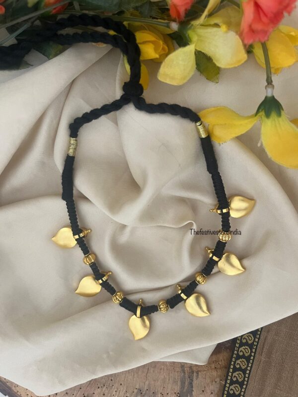 Black thread jadau maanga / mango set