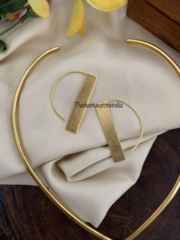 Contemporary Neckcuff and earrings