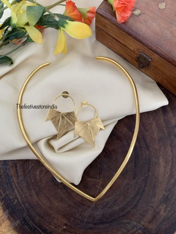 Contemporary Neckcuff and earrings 2