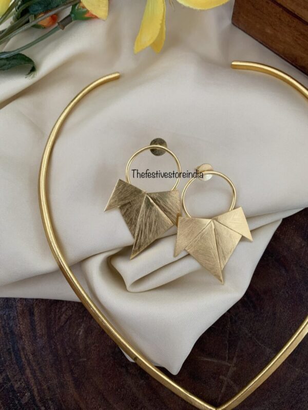 Contemporary Neckcuff and earrings 2