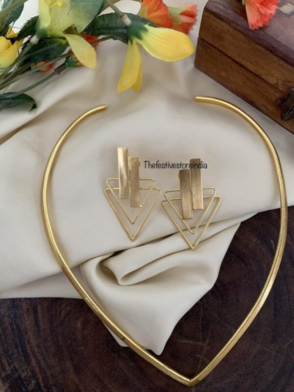 Contemporary Neckcuff and earrings 3