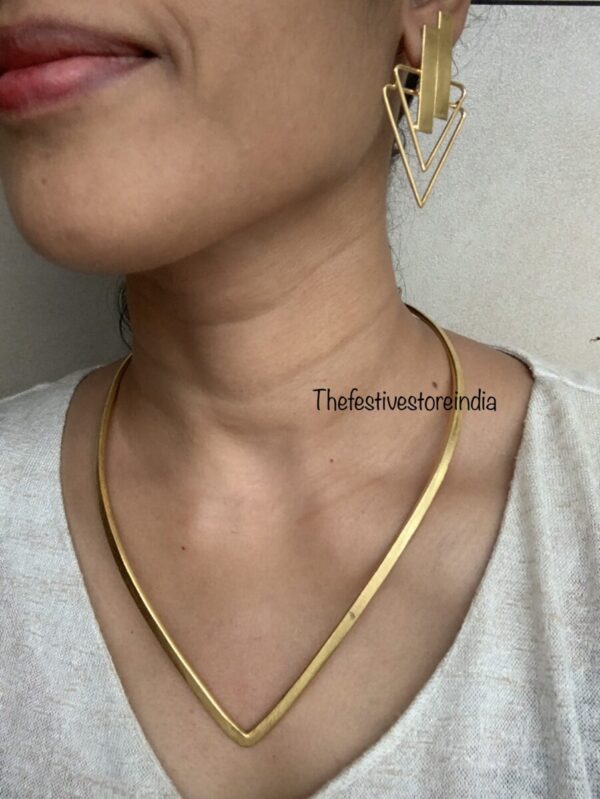 Contemporary Neckcuff and earrings 3