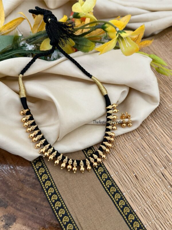 Simplistic thread set (black thread)