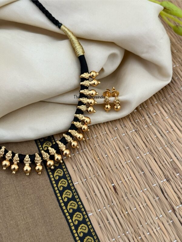 Simplistic thread set (black thread)