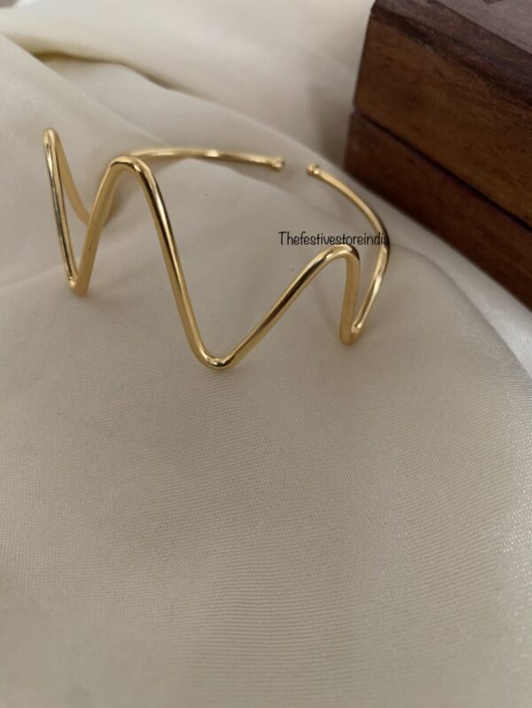 Criss cross handcuff