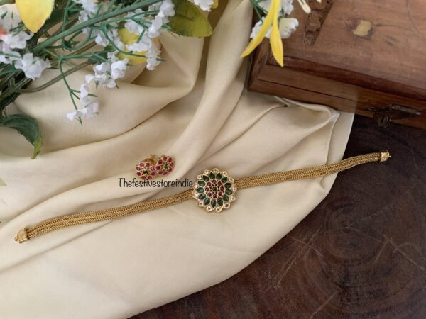 Budgeted floral green pendant choker set