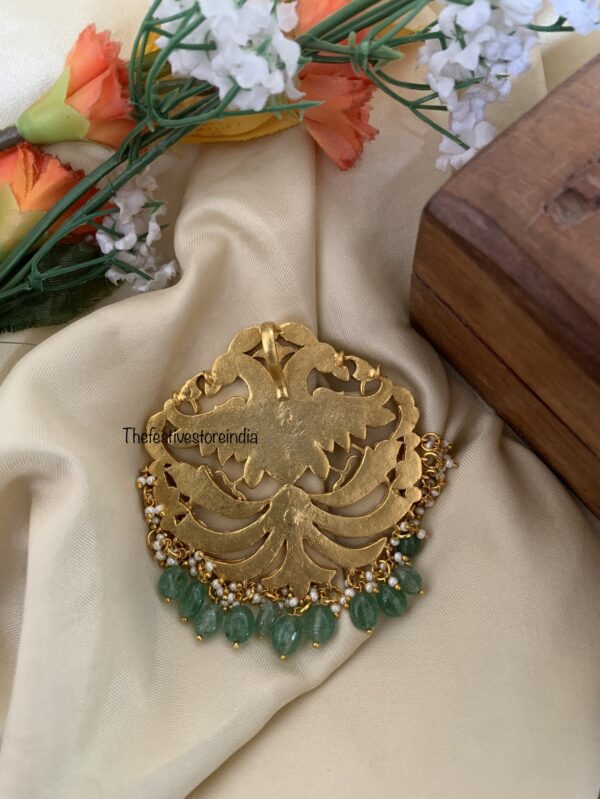Unisex Jadau pendant with pastel green drop beads