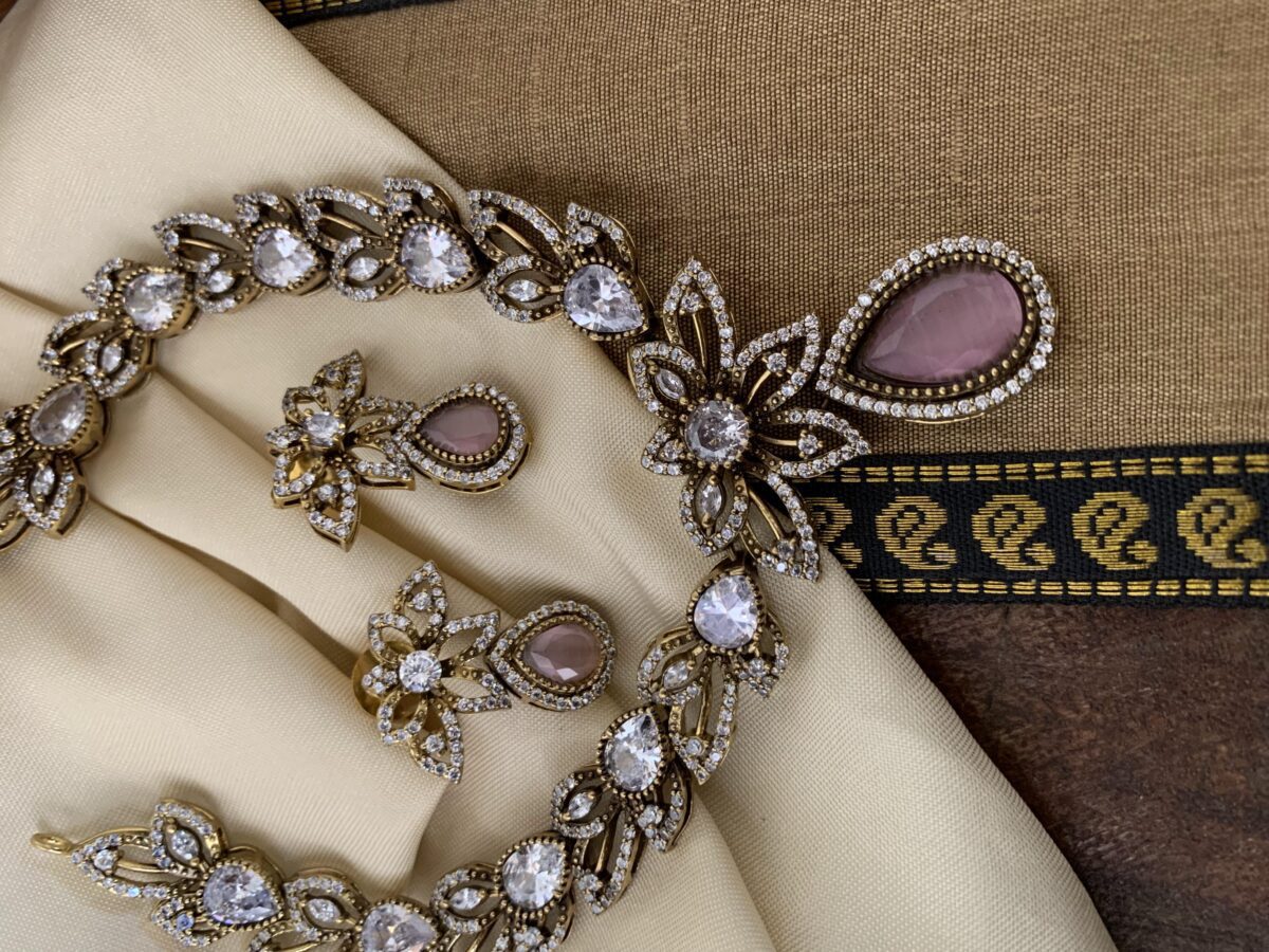Pink stone leafy victorian set