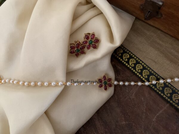 Budgeted floral motif choker set