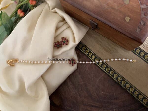 Budgeted floral motif choker set