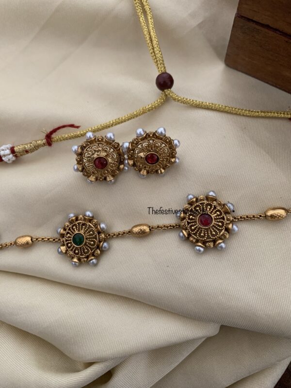 Budgeted round matte choker necklace set