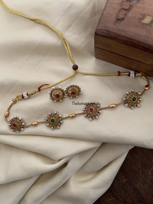Budgeted round matte choker necklace set