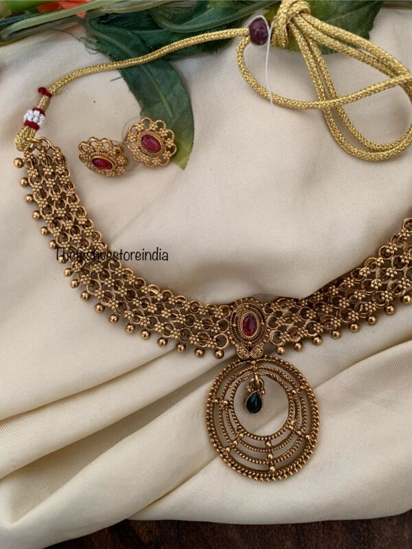Budgeted round pendant necklace set