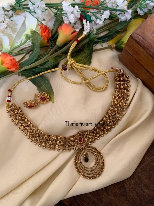 Budgeted round pendant necklace set