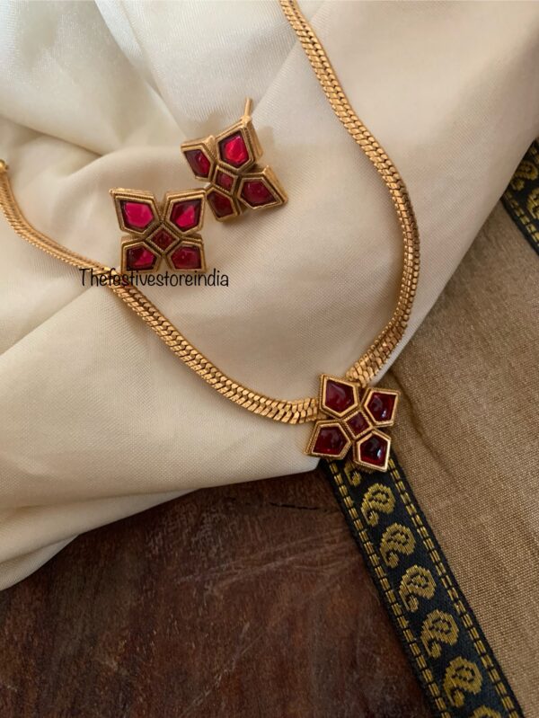 Budgeted block necklace set
