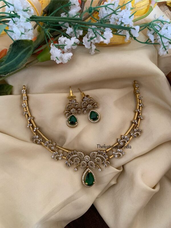 Floral diamond emerald pendant hasli set