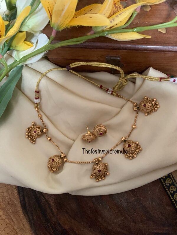 Budgeted round gold necklace set