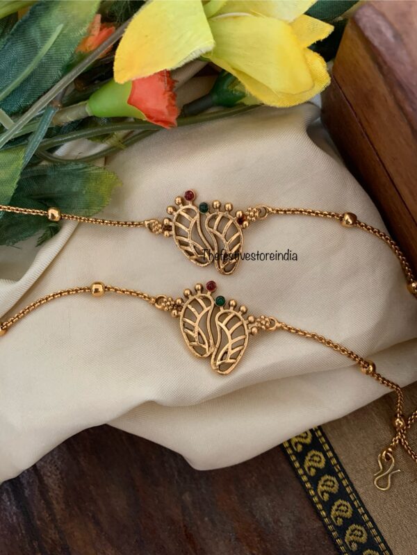 Matte finish Tiny toe motif anklets