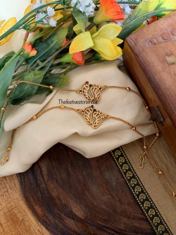 Matte finish Tiny toe motif anklets