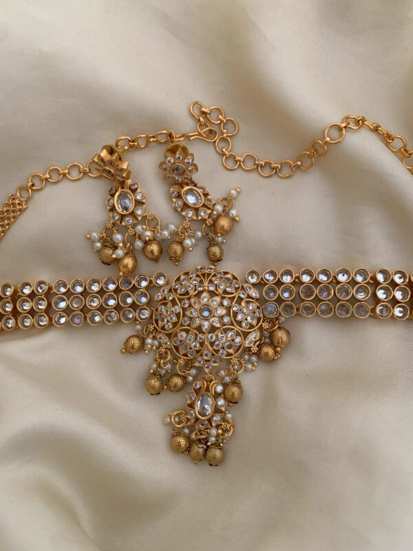 Matte white choker set