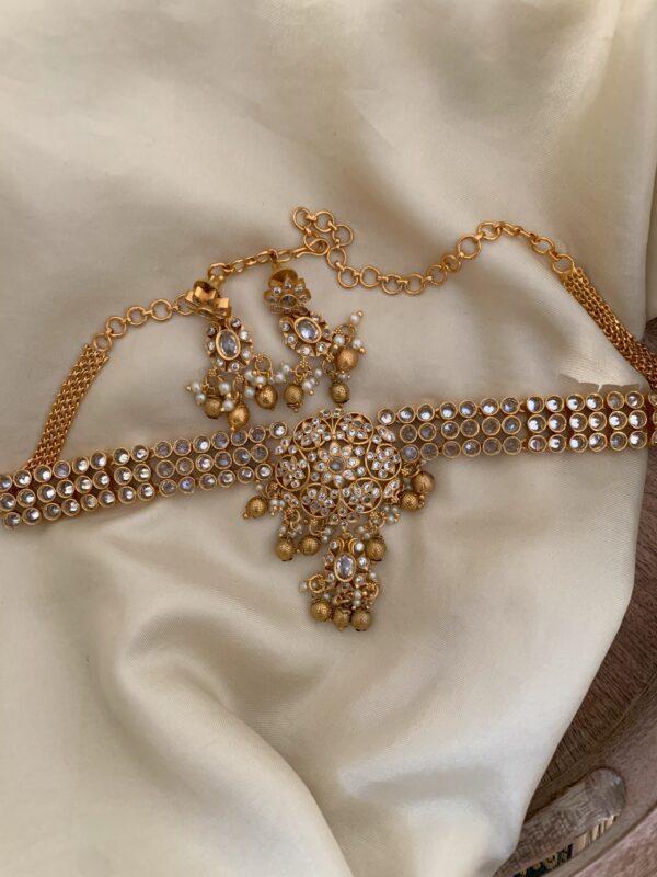 Matte white choker set