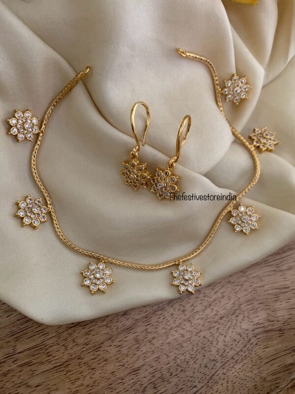 AD bottu gold look alike chain with hook drop earrings