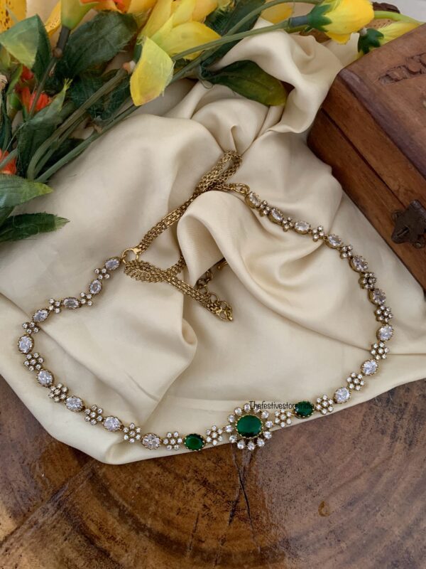 Minimalist Victorian hip chain - Green