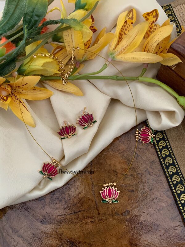 Lotus motif invisible chain set