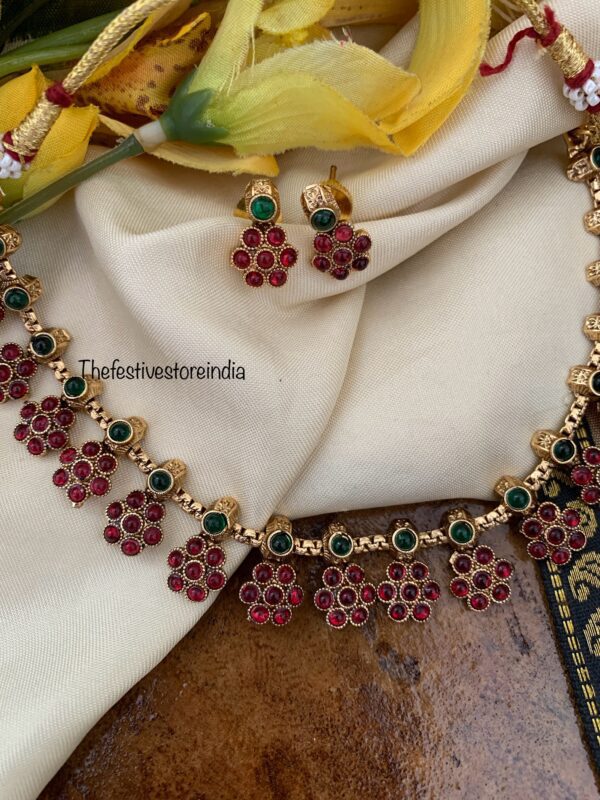 Budgeted floral bottu necklace set