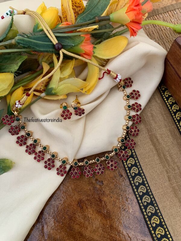 Budgeted floral bottu necklace set