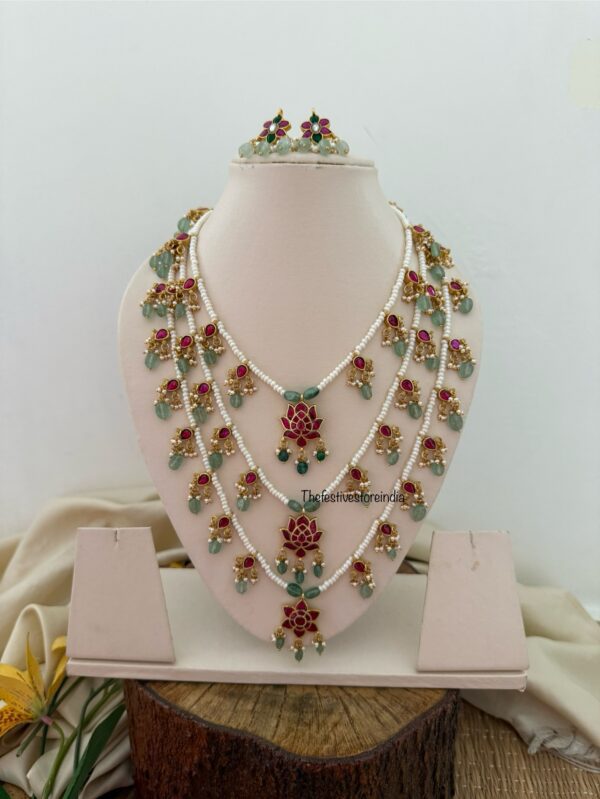 Jadau Teen lada haaram with screwback earrings