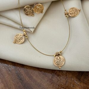 Matte polish Lakshmi Kaasu Invisible chain set