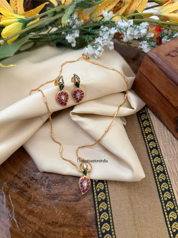 Simple Jadau mango detachable pendant set