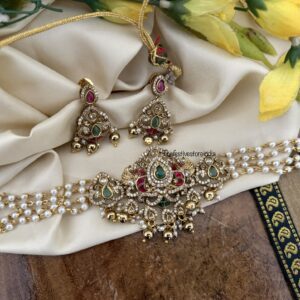 Non idol pearls choker set