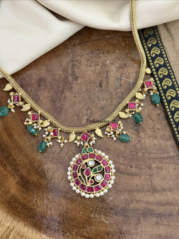 Simple pendant Jadau necklace