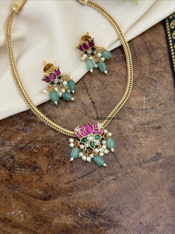 Jadau simple lotus pendant necklace set