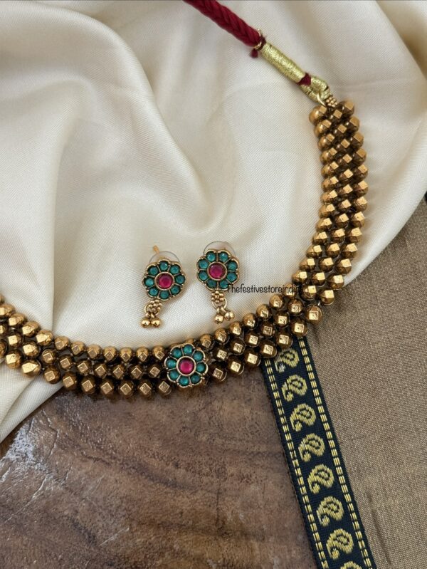 Classic floral bottu necklace set