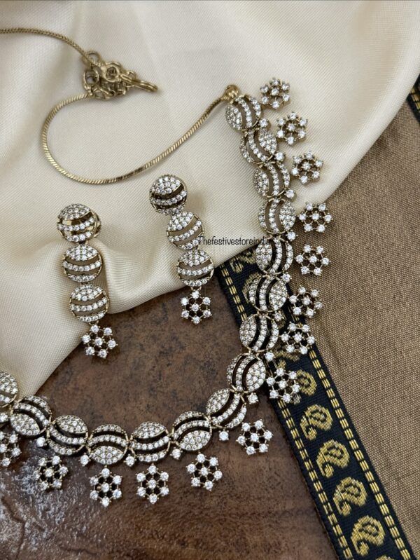 Diamond bottu necklace set