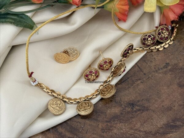 Reversible kemp and lakshmi necklace with 2 pairs of earrings