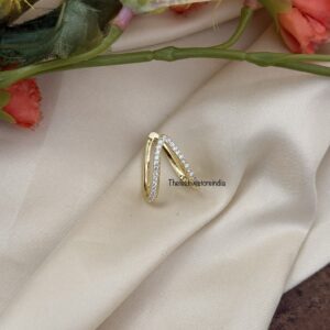 Classic white Vanki finger ring