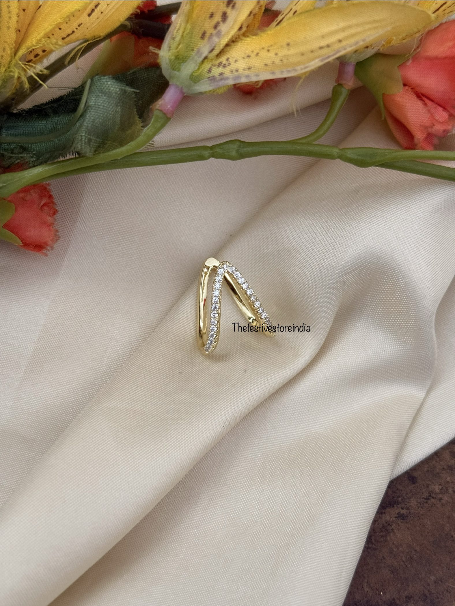 Classic white Vanki finger ring