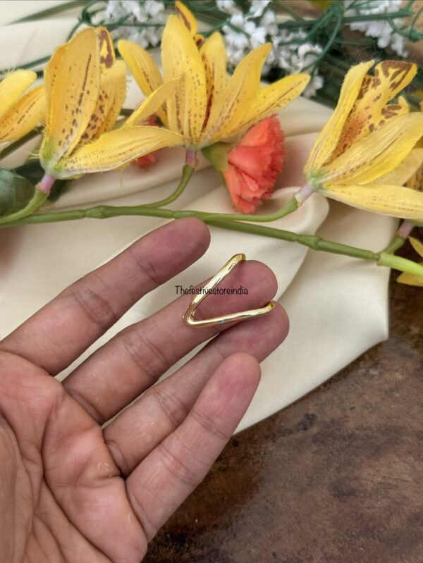 Classic white Vanki finger ring